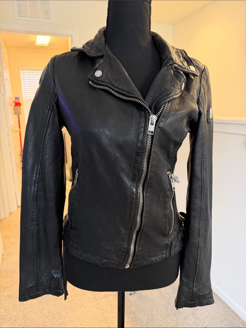 Mauritius 100% Black lamb Leather Moto Jacket with star studs on back NWOT